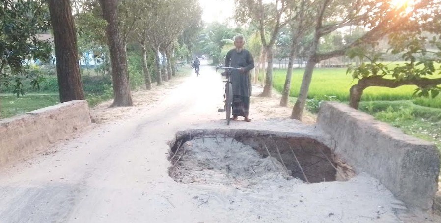 কাহারোলে ভেঙ্গে যাওয়া কালভার্টের পাশ দিয়ে পথচারীদের ঝুকিপূর্ণ চলাচল