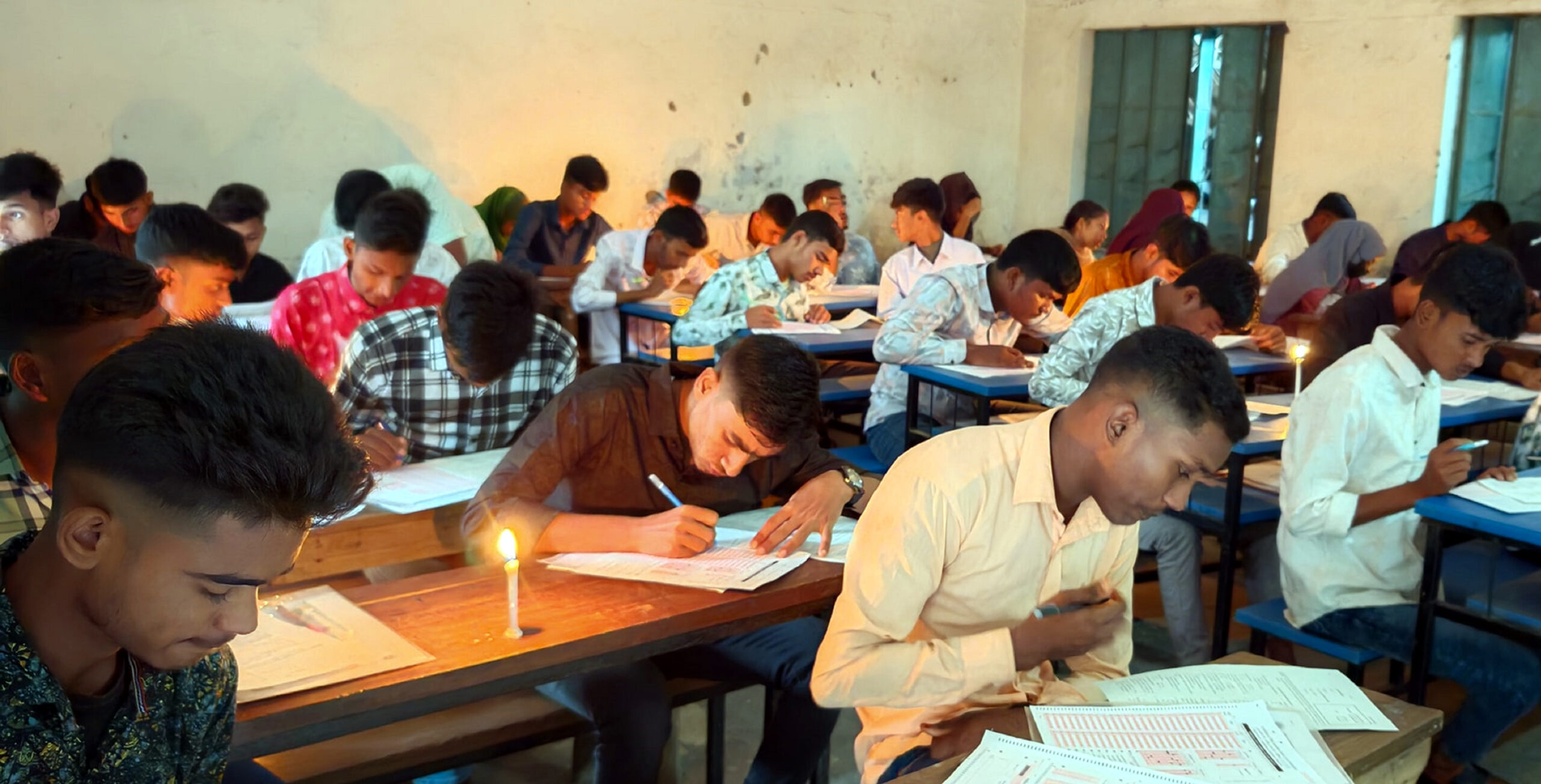 মোমবাতির আলোয় এসএসসি ও সমমানের প্রথম পরীক্ষা