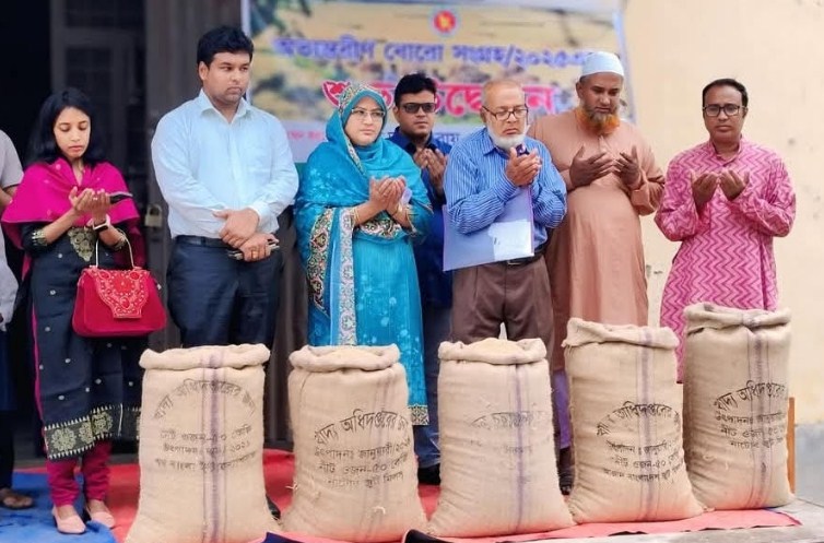 হিলিতে সরকারি ভাবে চলতি বোরো ধান চাল ক্রয়ের উদ্বোধন